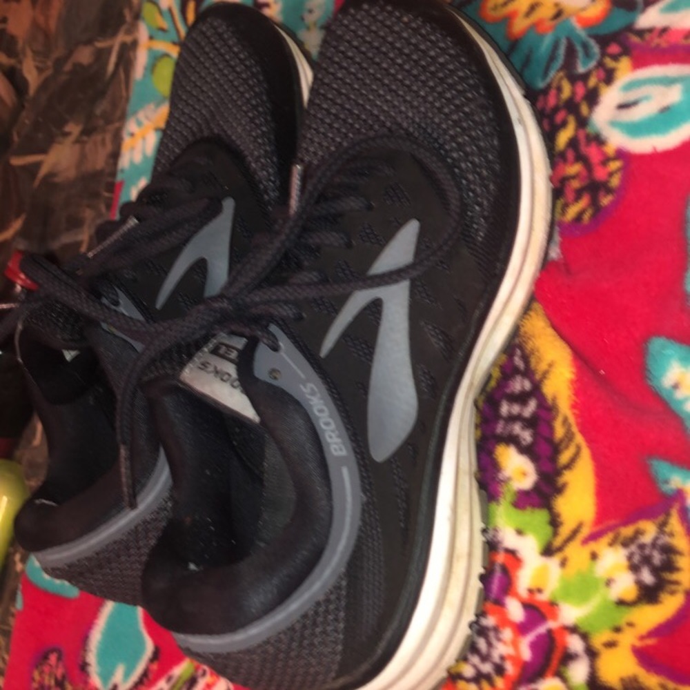Brooks woman’s tenni shoes